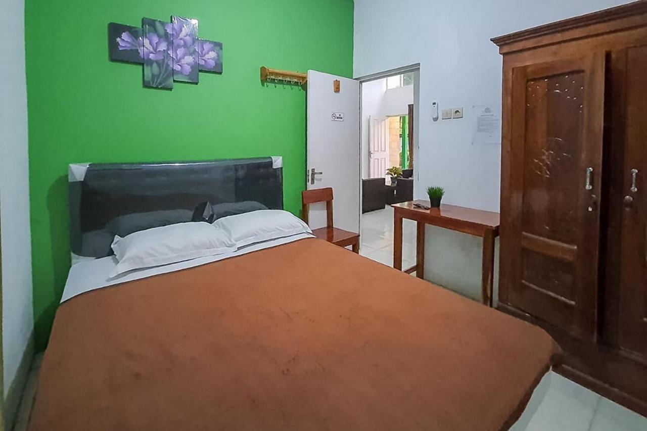 Syafa Homestay Syariah Mitra Reddoorz Tuban  Экстерьер фото