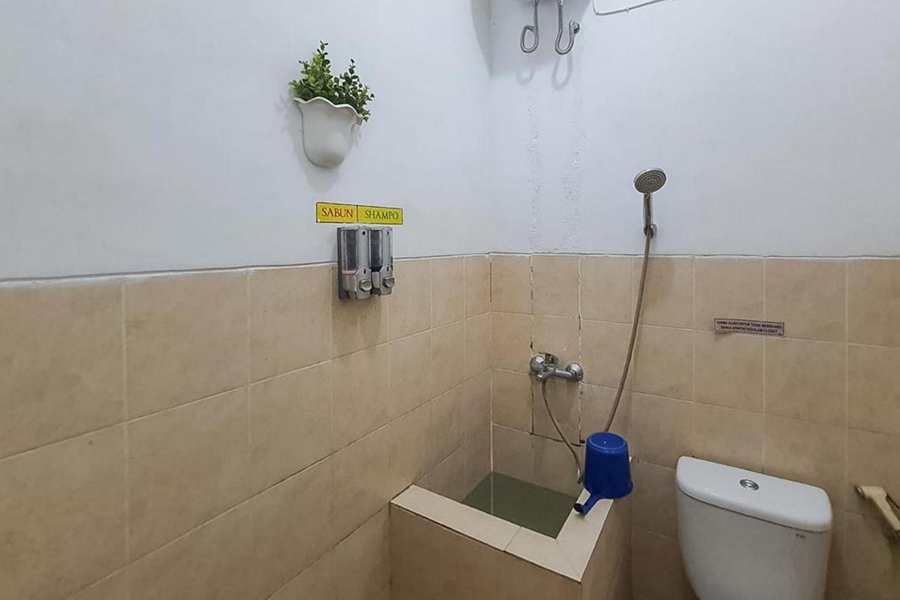 Syafa Homestay Syariah Mitra Reddoorz Tuban  Экстерьер фото