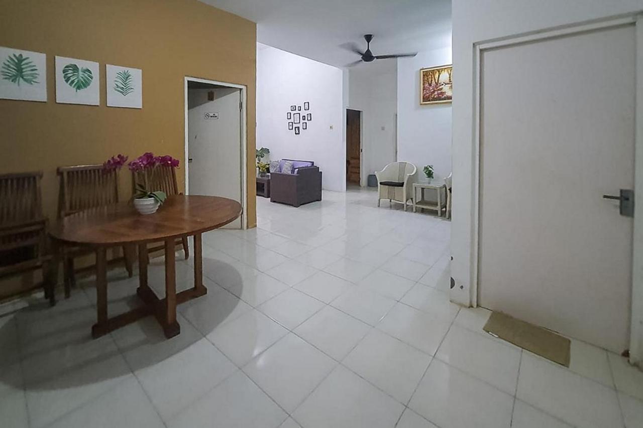 Syafa Homestay Syariah Mitra Reddoorz Tuban  Экстерьер фото