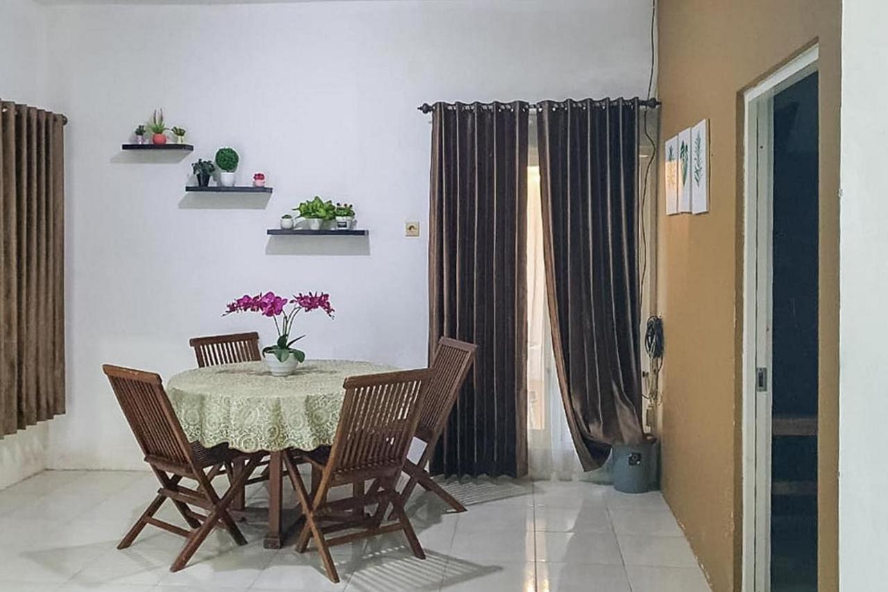 Syafa Homestay Syariah Mitra Reddoorz Tuban  Экстерьер фото