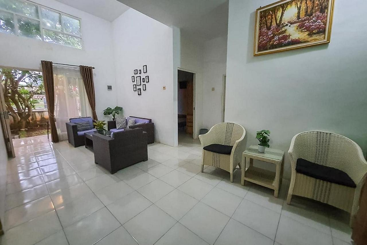 Syafa Homestay Syariah Mitra Reddoorz Tuban  Экстерьер фото