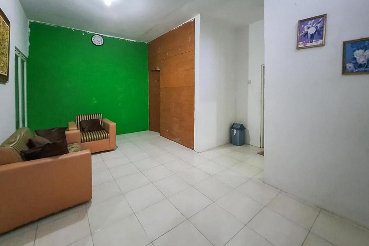 Syafa Homestay Syariah Mitra Reddoorz Tuban  Экстерьер фото